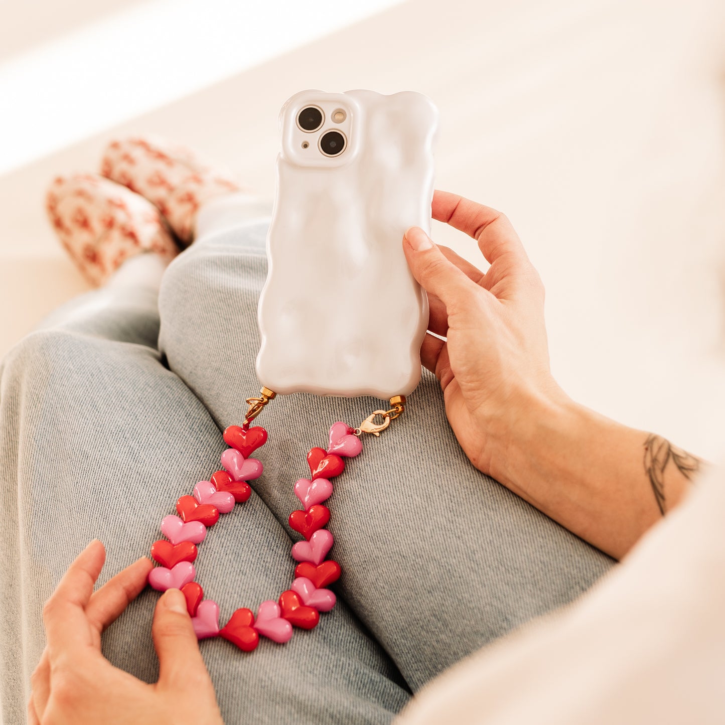 Bubbly white phone case with red & pink hearts cord