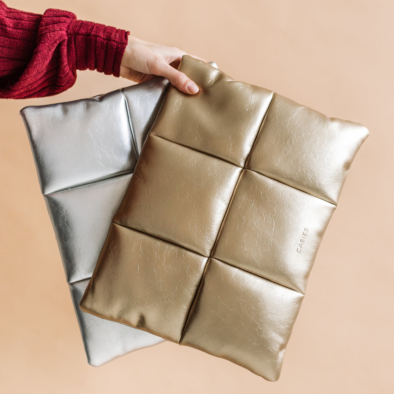 Stijl en bescherming met onze puffy laptop sleeves in metallic gold en silver!